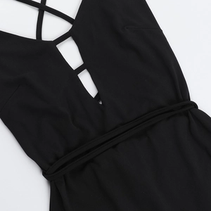 Dettaglio del body nero sexy con profondo scollo a V, spalline sottili e lacci in vita