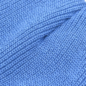 Gros plan sur la texture en maille côtelée bleu roi et les coutures du bonnet