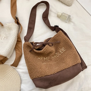 Detalle de bolso tote de felpa con bordado Crème Brûlée y correa de tela en color marrón