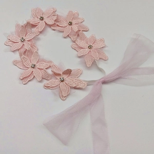 Dettagli di fiori in pizzo ricamati rosa con strass e fascia in tulle per neonati