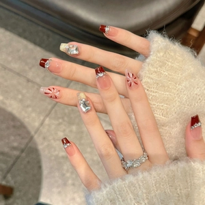 Faux ongles dégradés rouge cerise avec strass brillants et motifs de neige élégants