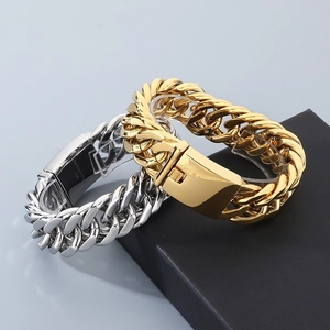 Dettaglio di bracciali a catena cubana in oro e argento in acciaio inossidabile 316L con punzoni
