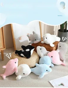 Plüsch-Meerestier-Kollektion mit Hai, Robbe und Delfin in einem geflochtenen Korb