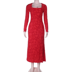 Elegante abito lungo rosso jacquard con spalle scoperte su manichino vista completa