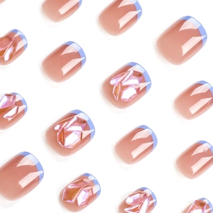 Faux ongles French en rose nude et bleu avec des accents de pierres précieuses 3D