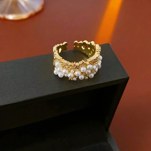 Anello regolabile placcato oro con perle e zirconi su scatola di velluto