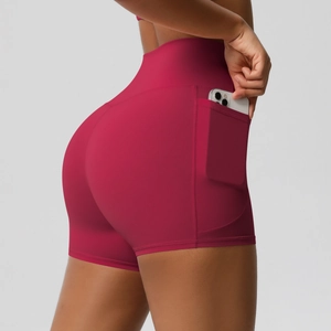 Détail d'un short de yoga taille haute avec poche latérale pour téléphone en rouge mat