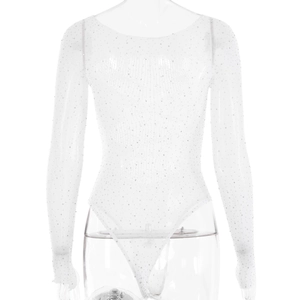 Gros plan sur un body blanc transparent avec strass scintillants et manches longues