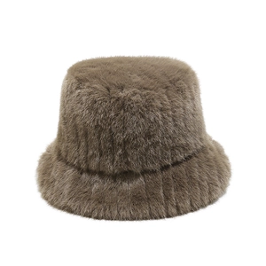 Détail de la texture d'un chapeau bob en fausse fourrure camel avec peluche dense
