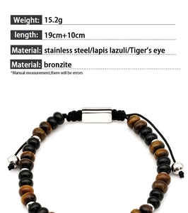 Vista macro del bracciale con perline in occhio di tigre e bronzite con chiusura magnetica