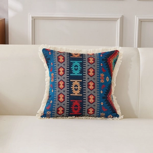 Nahaufnahme des boemischen Jacquard-Kissenbezugs mit Fransen und Vintage-ethnischem Muster.