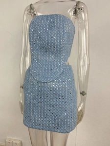 Détail de la robe bustier en jean bleu clair avec paillettes argentées et ourlet cru