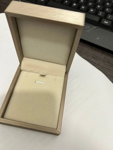 Dettaglio di una scatola regalo per gioielli oro champagne con interno in velluto