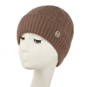 Bonnet en maille marron pour femme avec doublure chaude et emblème M en métal élégant