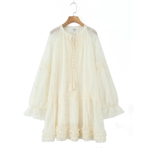 Robe bohème blanc cassé à manches longues avec volants et cordons à glands