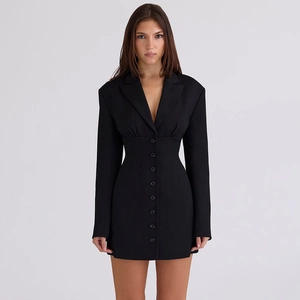 Vue de face d'une robe blazer noire à manches longues avec col en V et boutons décoratifs