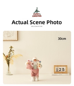 Dettaglio statuetta Babbo Natale rosa da 30 cm con orsetto bianco in un ambiente accogliente