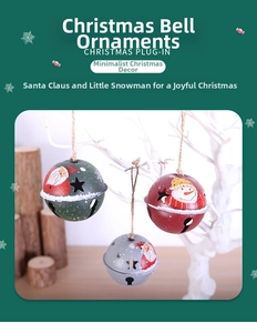 Vue détaillée de cloches de Noël en métal avec motifs de Père Noël et de bonhomme de neige