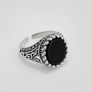 Vintage S925 sterling silver open ring featuring black onyx and ornate filigree patterns