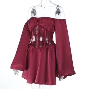 Détail de satin bordeaux et dentelle sur la robe épaules dénudées avec manches évasées