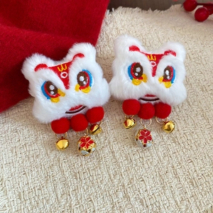 Détail de barrettes lion chinois traditionnel avec peluche douce et cloches dorées