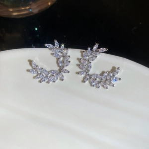 Macro di orecchini a lobo a forma di spiga in argento con zirconi bianchi taglio marquise