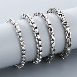 Quatre styles de bracelets chaîne en métal argenté minimalistes avec divers maillons