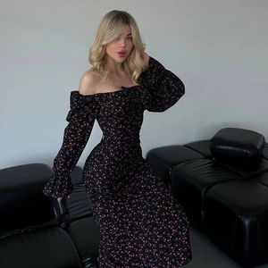 Abito aderente a fiori con spalle scoperte e maniche lunghe da donna in nero