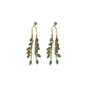 Boucles d'oreilles feuilles dorées avec pierres d'opale œil de chat sur fond blanc