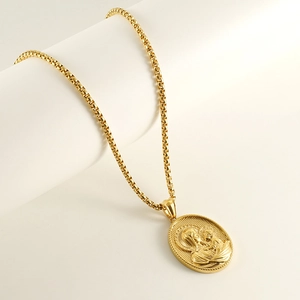Collier vintage en acier inoxydable avec pendentif ovale Vierge Marie et chaîne dorée