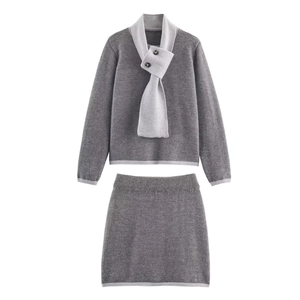 Set in maglia da donna con maglione a sciarpa e gonna coordinata in grigio scuro