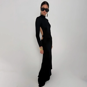 Vue détaillée de la robe noire dos nu avec boucle métallique et ourlet long au sol