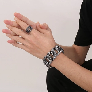 Détail de l'ensemble bracelet à mailles cubaines tête de mort et bague pour homme