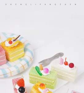 Realistisch mousse cake squishy speelgoed met aardbeien en slagroom decoratie