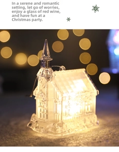 Gros plan sur un ornement d'église de Noël transparent et lumineux avec lumières LED chaudes