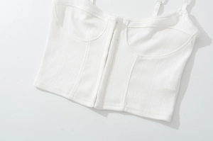 Détail du caraco blanc avec bordure en dentelle, texture côtelée et coutures style bustier