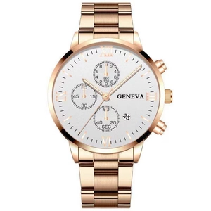 Détail macro d'une montre homme or rose avec guichet de date et cadran blanc