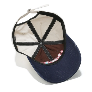 Vue détaillée de l'intérieur d'une casquette avec coutures et sangle de réglage