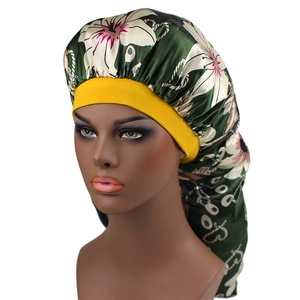 Schlafmütze aus Satin mit Blumenmuster und gelbem Gummiband für langes Haar