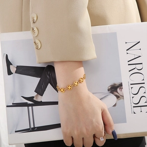 Minimalist golden chain bracelet with circular hollow geometric links for beach fashion