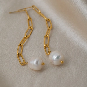 Detail of 18K gold plated stainless steel paperclip chain earrings with baroque pearls