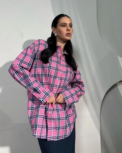 Détail d'une chemise à carreaux rose et bleu marine à manches longues et col à revers