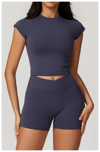Dettaglio della vita alta a incrocio a V sui pantaloncini sportivi blu navy