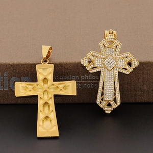 Vue détaillée de l'avant et de l'arrière du pendentif croix dorée serti de zircons