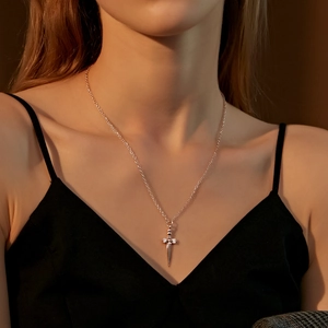 Elegante collana con ciondolo a spada in oro rosa su una catena sottile