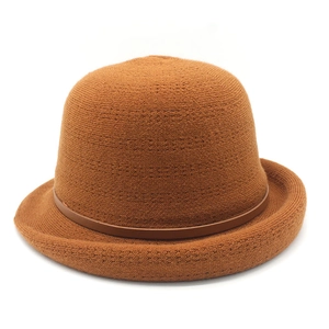 Vue détaillée du chapeau cloche en tricot marron avec une fine bande en cuir décorative