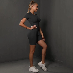 Détail d'un ensemble de yoga gris sans couture avec short taille haute et haut court