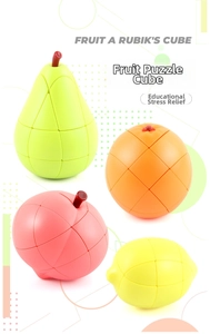 Detalle de cubos rubik de frutas con rompecabezas texturizados de pera, manzana y limón