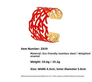 Détail du bracelet corail rouge en émail montrant les dimensions et la texture de l'acier