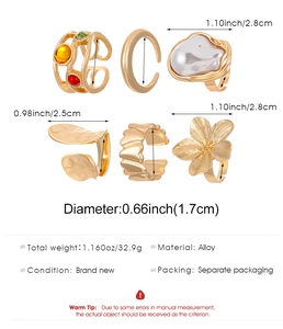 Detailansicht eines 6-teiligen Barock-Ring-Sets in Gold mit Perlen und Blumenmotiven